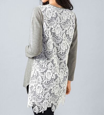 VINNO（ヴィノ）の「バックレースデザイン・なめらかニットチュニック（ニット・セーター）」