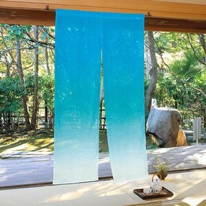「色の移ろいが美しいグラデーションのれん（のれん・間仕切り・カフェカーテン）」｜青空