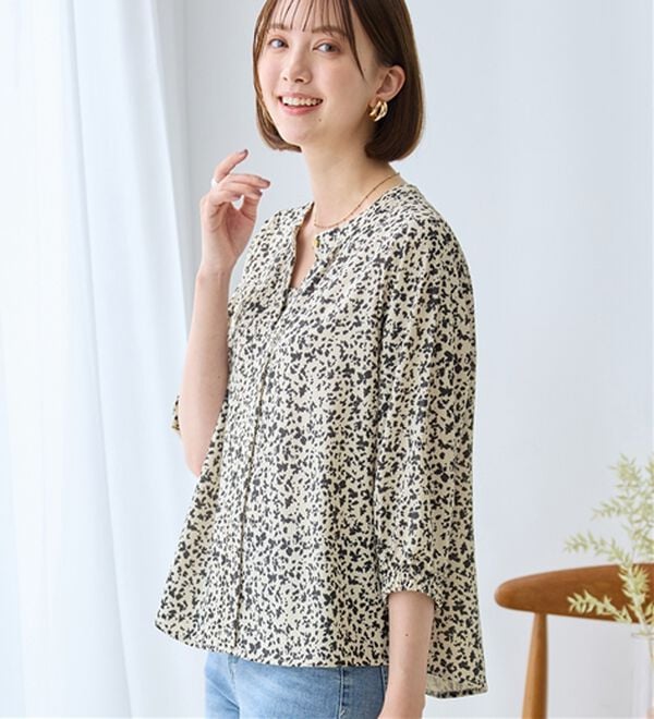 Viola e Viola（ヴィオラ エ ヴィオラ）の「さらさらＥＡＳＹ　２ＷＡＹ衿デザインブラウス（ブラウス）」｜ニュアンス花柄