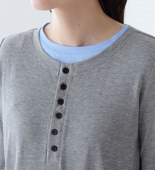Viola e Viola（ヴィオラ エ ヴィオラ）の「１枚着映えレイヤード風ヘンリーネックリブトップス（カットソー）」｜詳細画像