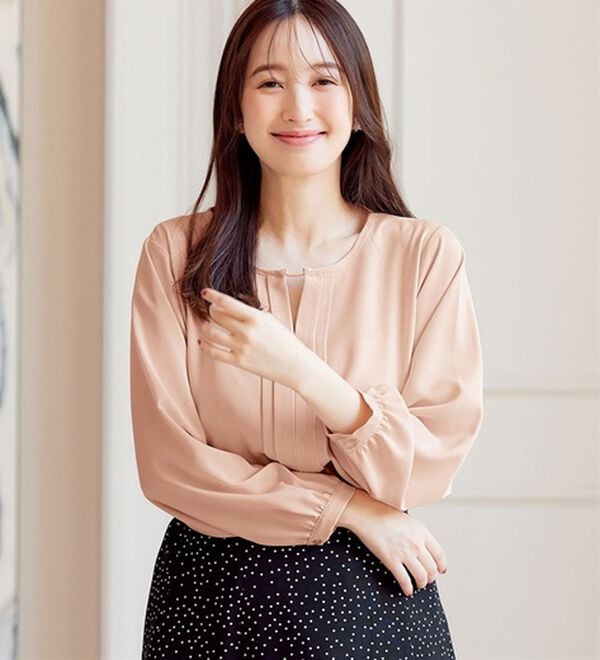 alotta（アロッタ）の「【多機能付】メタルパーツ付フロントタックブラウス（ブラウス）」｜ペールピンク