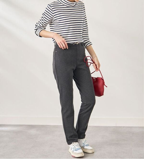 BELLUNA（ベルーナ）の「防風&times;ストレッチ素材ストレートパンツ（フルレングスパンツ）」｜詳細画像