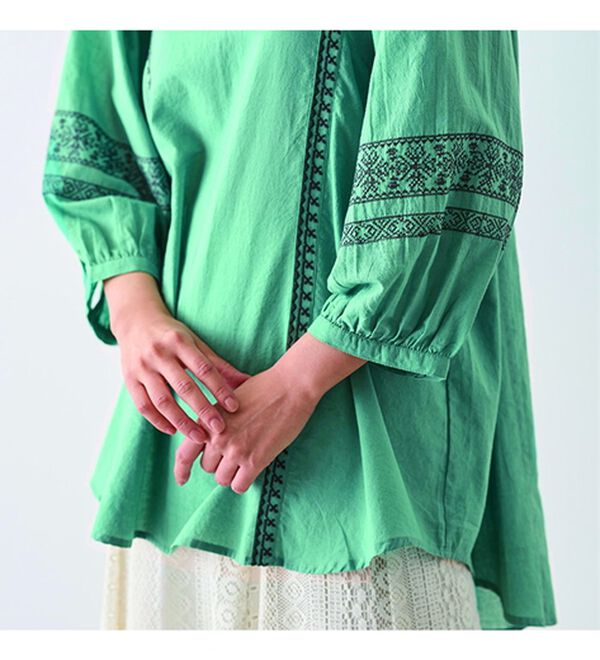 BELLUNA（ベルーナ）の「綿１００％インド刺しゅうハイネックブラウス（ブラウス）」｜詳細画像