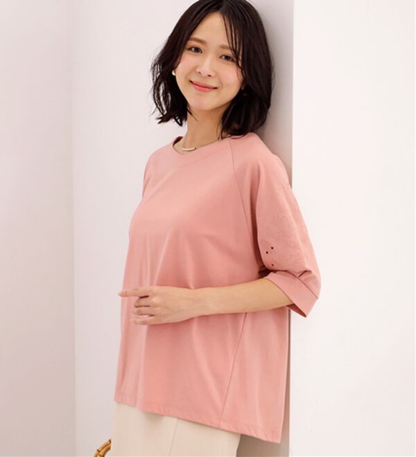 BELLUNA（ベルーナ）の「袖刺しゅうデザインＶネックプルオーバー（カットソー）」｜詳細画像