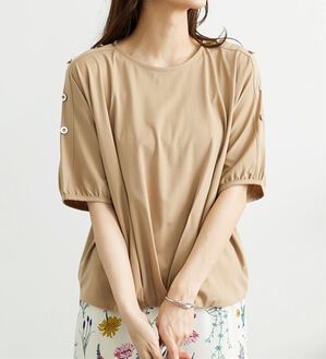 BELLUNA（ベルーナ）の「肩ボタンデザイン裾タックプルオーバー（カットソー）」｜キャメル