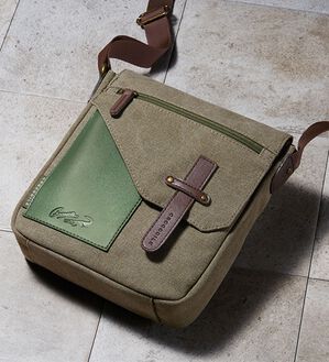 「＜クロコダイル＞洗い加工帆布スマートショルダー（メンズショルダーバッグ）」｜カーキ