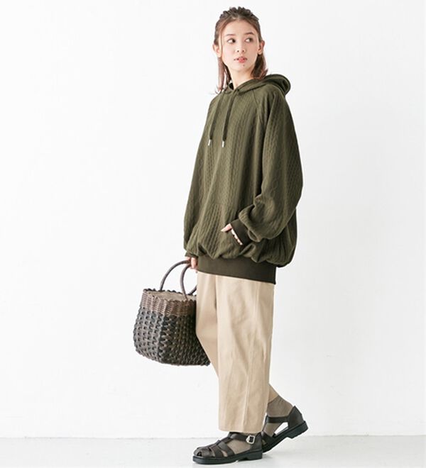 Viola e Viola（ヴィオラ エ ヴィオラ）の「ゆったりパフ袖ふくれジャカードパーカー（パーカー）」｜カーキ