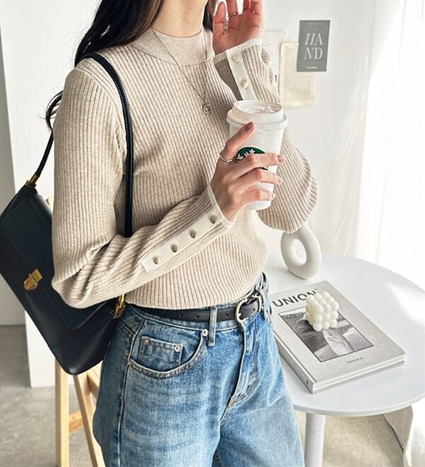 GeeRA（ジーラ）の「袖口ボタン配色ハイネックリブニット（ニット・セーター）」｜詳細画像