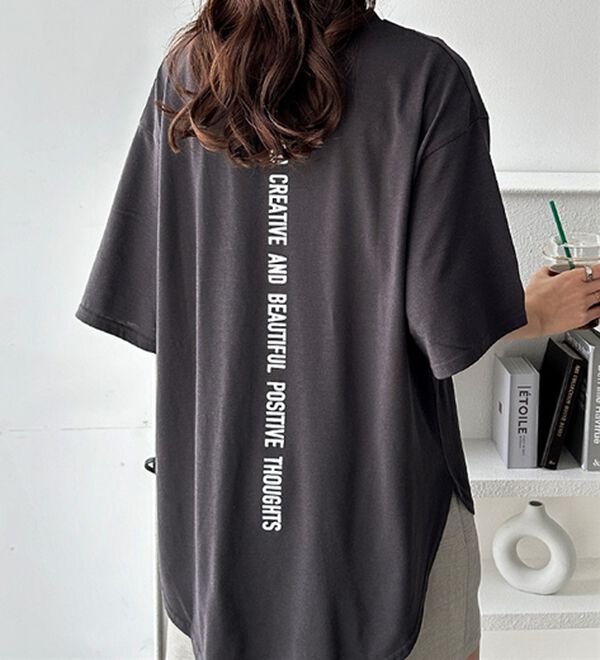 GeeRA（ジーラ）の「プリントチュニックＴシャツ（カットソー）」｜バックロゴチャコール