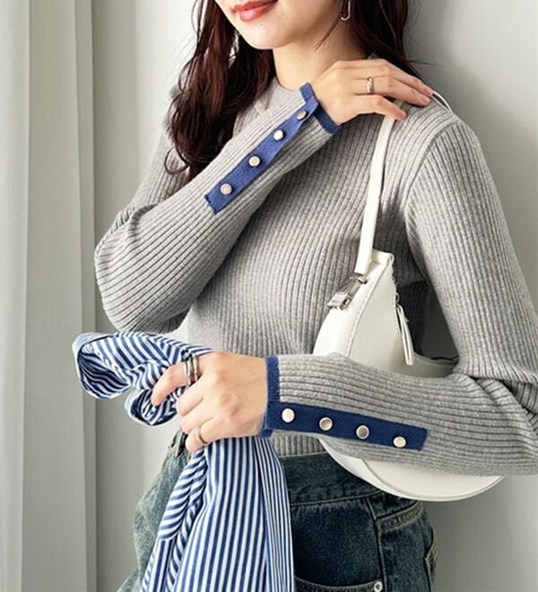 GeeRA（ジーラ）の「袖口ボタン配色ハイネックリブニット（ニット・セーター）」｜詳細画像