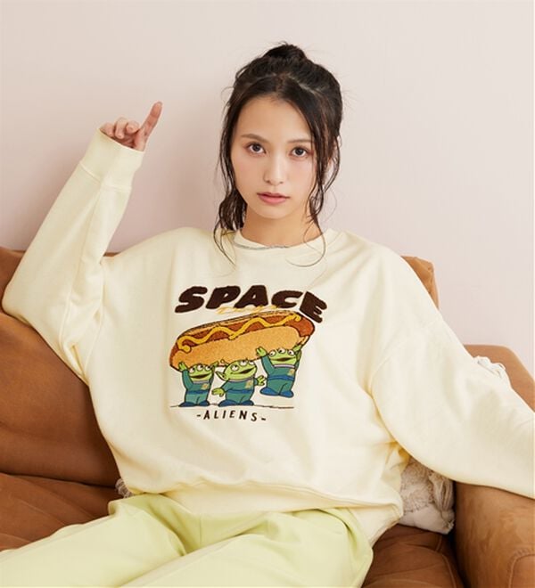 BELLUNA（ベルーナ）の「＜Ｄｉｓｎｅｙ＞【リトルグリーンメン】サガラ刺しゅう裏毛トレーナー（トレーナー・スウェット）」｜詳細画像