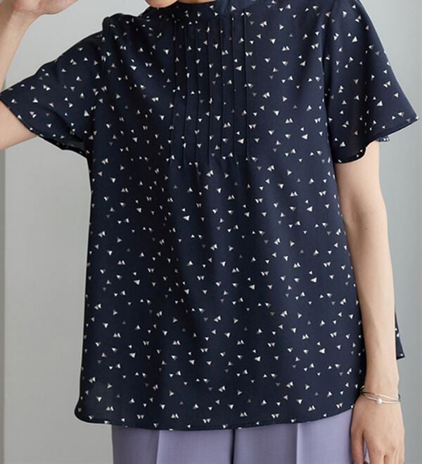 BELLUNA（ベルーナ）の「小紋柄タック使い袖フレアーブラウス（ブラウス）」｜ネイビー系