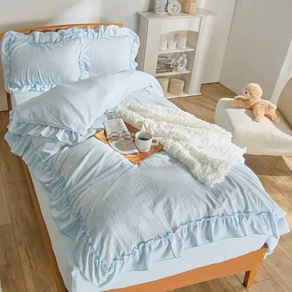 iellio（イエリオ）の「大人かわいいダブルフリル付布団カバーリング＜掛け布団カバー・ボックスシーツ・枕カバー・ずれにくい・オールシーズン・淡色＞（敷布団カバー・シーツ）」｜ミストブルー