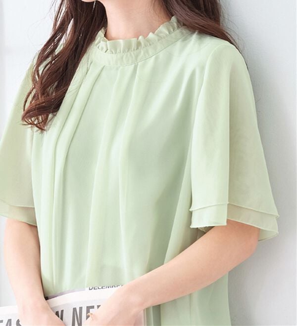 Viola e Viola（ヴィオラ エ ヴィオラ）の「フリル衿シフォンタックブラウス【半袖】（ブラウス）」｜詳細画像