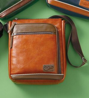 「＜クロコダイル＞トリプルファスナーショルダー（メンズショルダーバッグ）」｜キャメル