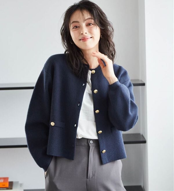 RANAN（ラナン）の「【4つの機能付き】洗える！ゴールド調ボタンニットカーディガン（ニットカーディガン）」｜ネイビー