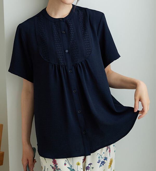 BELLUNA（ベルーナ）の「【2つの機能付き】お手入れ楽々！レース使いシャツチュニック（ブラウス）」｜詳細画像