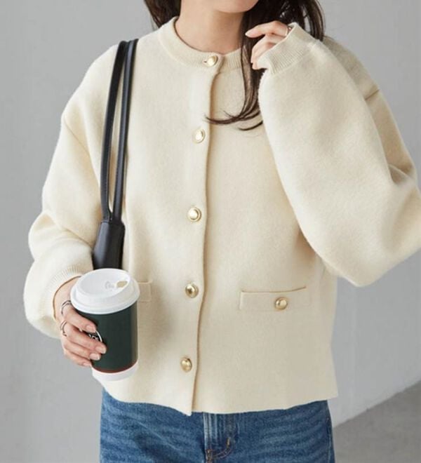 RANAN（ラナン）の「【4つの機能付き】洗える！ゴールド調ボタンニットカーディガン（ニットカーディガン）」｜詳細画像