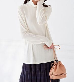 BELLUNA（ベルーナ）の「うっとりなめらか素材ハイネックプルオーバー（カットソー）」｜オフ白