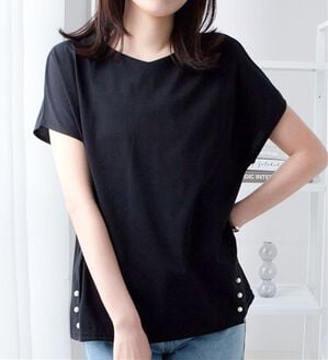alotta（アロッタ）の「ひんやり裾パールデザインＴシャツ（カットソー）」｜ブラック