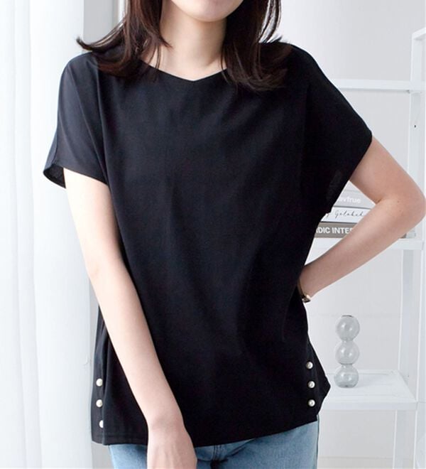 alotta（アロッタ）の「ひんやり裾パールデザインＴシャツ（カットソー）」｜ブラック