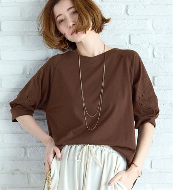 BELLUNA（ベルーナ）の「袖刺しゅうデザインＶネックプルオーバー（カットソー）」｜詳細画像