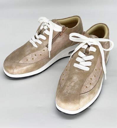 BELLUNA（ベルーナ）の「５Ｅ厚底スタッズ使いスニーカー（スニーカー）」