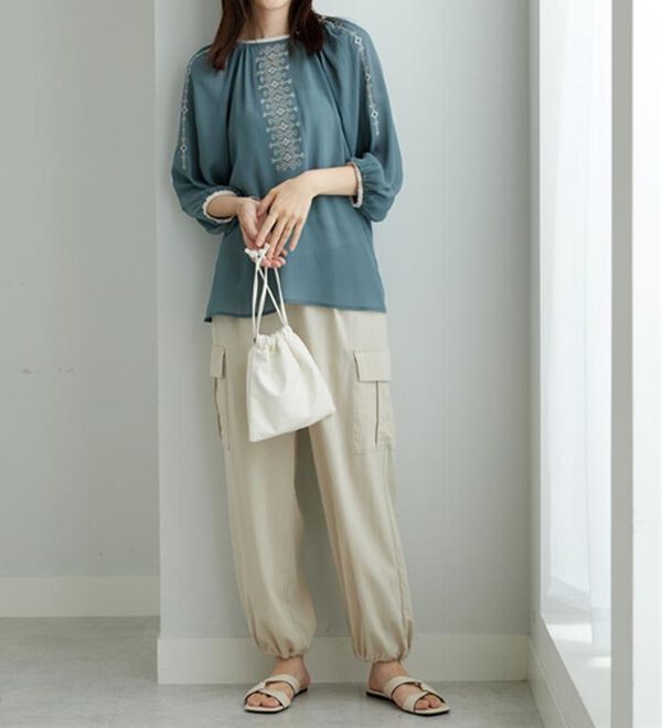 BELLUNA（ベルーナ）の「シフォン素材刺しゅうデザインブラウス（ブラウス）」｜詳細画像