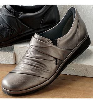 BELLUNA（ベルーナ）の「４Ｅ牛革シャーリングシューズ（スリッポン）」｜ガンメタリック