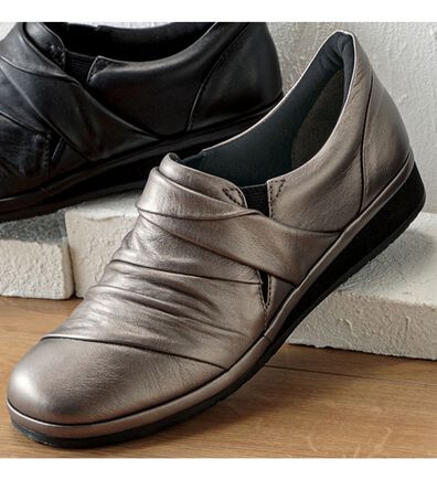 BELLUNA（ベルーナ）の「４Ｅ牛革シャーリングシューズ（スリッポン）」