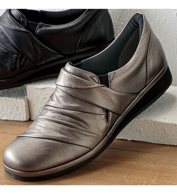 BELLUNA（ベルーナ）の「４Ｅ牛革シャーリングシューズ（スリッポン）」｜ガンメタリック