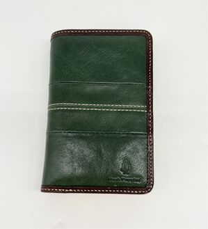 「＜ハッシュパピー＞ステッチがお洒落な縦型二つ折り財布（メンズ財布・パスケース）」｜グリーン