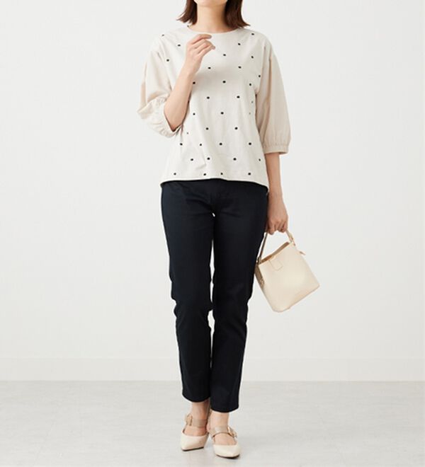 BELLUNA（ベルーナ）の「ドット刺しゅうデザイン袖切替プルオーバー（カットソー）」｜詳細画像