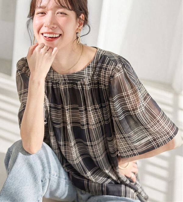 Viola e Viola（ヴィオラ エ ヴィオラ）の「【仕事も！日常も！】カットソー裏地付ギャザーデザインブラウス（ブラウス）」｜ブラック系チェック
