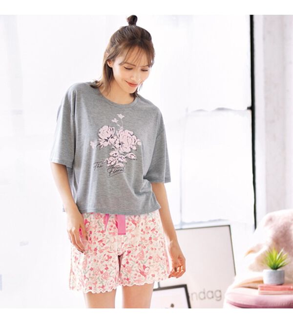 YU'NOW（ユナウ）の「【上下２点セット】レーヨンブレンド　フラワーＴシャツ＆ショートパンツセット（パジャマ・ルームウェア）」｜詳細画像