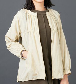 BELLUNA（ベルーナ）の「シアー素材ギャザーデザインブルゾン（ブルゾン）」｜ライトベージュ