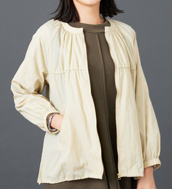 BELLUNA（ベルーナ）の「シアー素材ギャザーデザインブルゾン（ブルゾン）」｜ライトベージュ