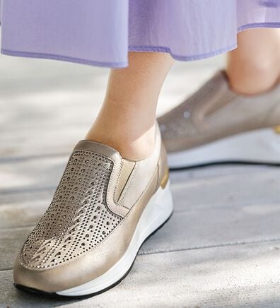 BELLUNA（ベルーナ）の「４Ｅ厚底ビジュースリッポン（スリッポン）」