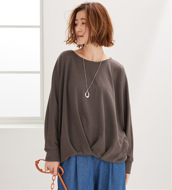 BELLUNA（ベルーナ）の「【新色追加】【2点セット】ネックレス付裾タックデザインプルオーバー（カットソー）」｜モカチャコール