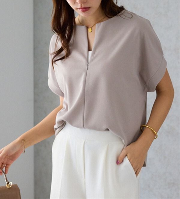 alotta（アロッタ）の「ジップ使いドルマンブラウス（ブラウス）」｜グレージュ