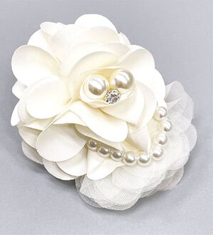 BELLUNA（ベルーナ）の「＜セレモニースタイル＞パール使いフラワーコサージュ（その他ファッション小物）」｜アイボリー