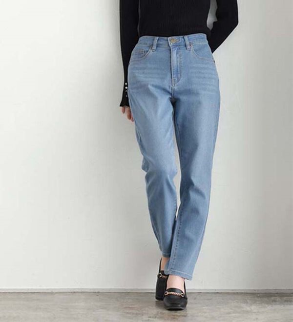 Pierrot（ピエロ）の「【ストレッチ素材】大人のためのゆるテーパードデニムパンツ（フルレングスパンツ）」｜ウォッシュ/サックス