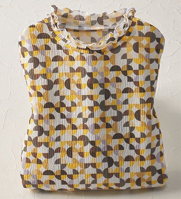 BELLUNA（ベルーナ）の「楊柳素材プリントハイネックプルオーバー（カットソー）」｜サークル幾何柄(イエロー)