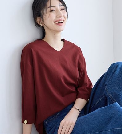 Viola e Viola（ヴィオラ エ ヴィオラ）の「着痩せを纏う！袖ゴールドボタン７分袖Ｖネックトップス（カットソー）」