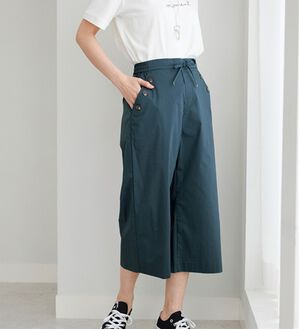 BELLUNA（ベルーナ）の「サラリ綿混ボタン使いキュロットパンツ（クロップドパンツ）」｜ターコイズ