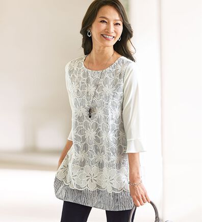 BELLUNA（ベルーナ）の「刺しゅうレース重ねデザインストライプチュニック（チュニック）」