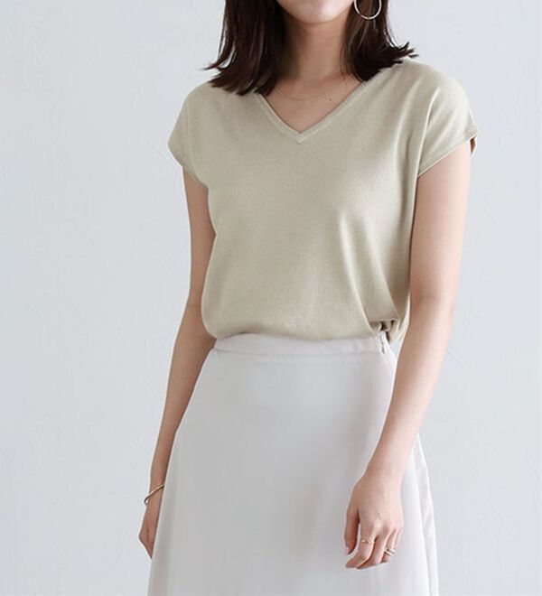 Pierrot（ピエロ）の「【選べる２ネック】シルクタッチフレンチスリーブニット（ニット・セーター）」｜グレージュ