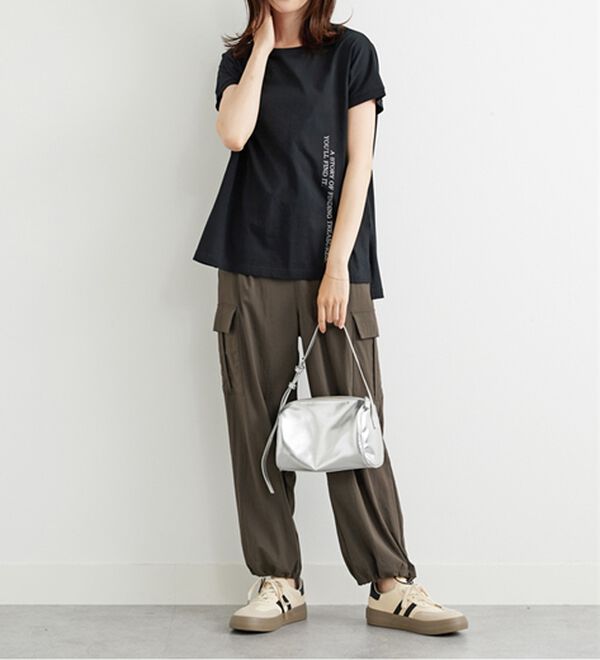 BELLUNA（ベルーナ）の「ラメプリント縦ロゴゆったりプルオーバー（カットソー）」｜詳細画像