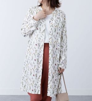 BELLUNA（ベルーナ）の「花柄プリントデザインワンピース（プリントワンピース）」｜アイボリー花柄