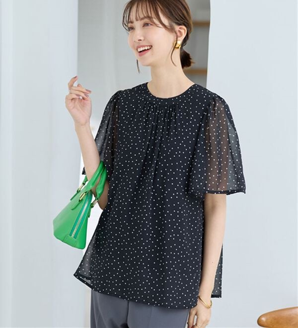 Viola e Viola（ヴィオラ エ ヴィオラ）の「【毎日着たい】カットソー裏地付ギャザーデザインブラウス（ブラウス）」｜ブラック系ドット